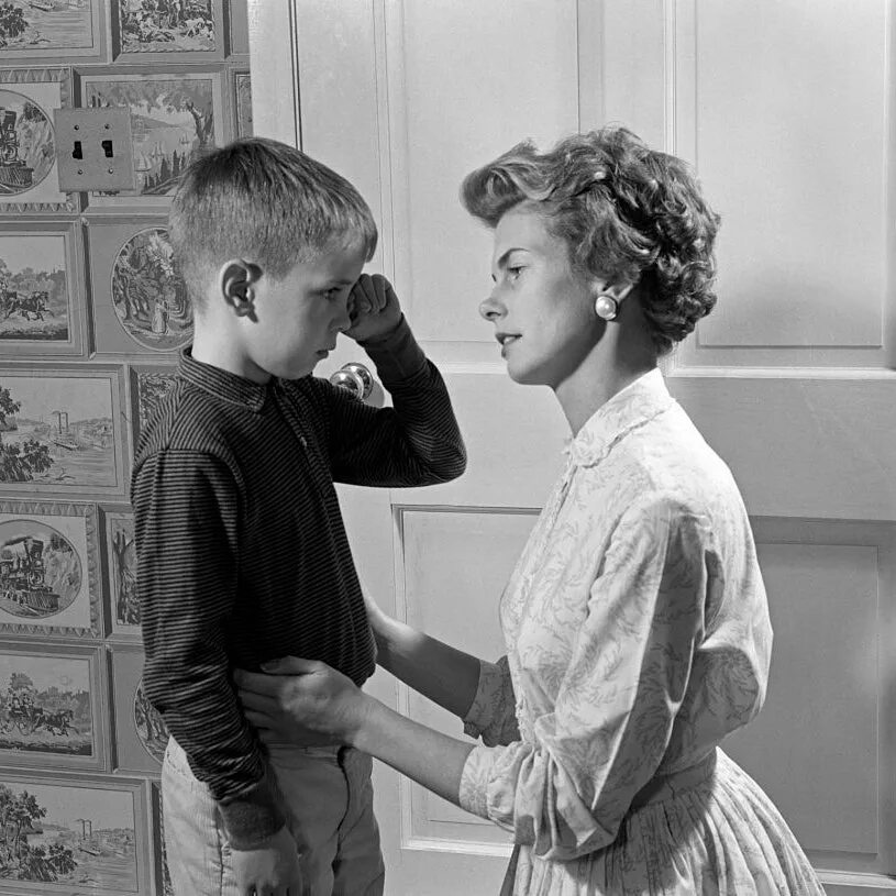 В купальнике обнимает. Boy lick mom. Boy lick mom. Мамочки с сыном подростком. Boy lick mom.