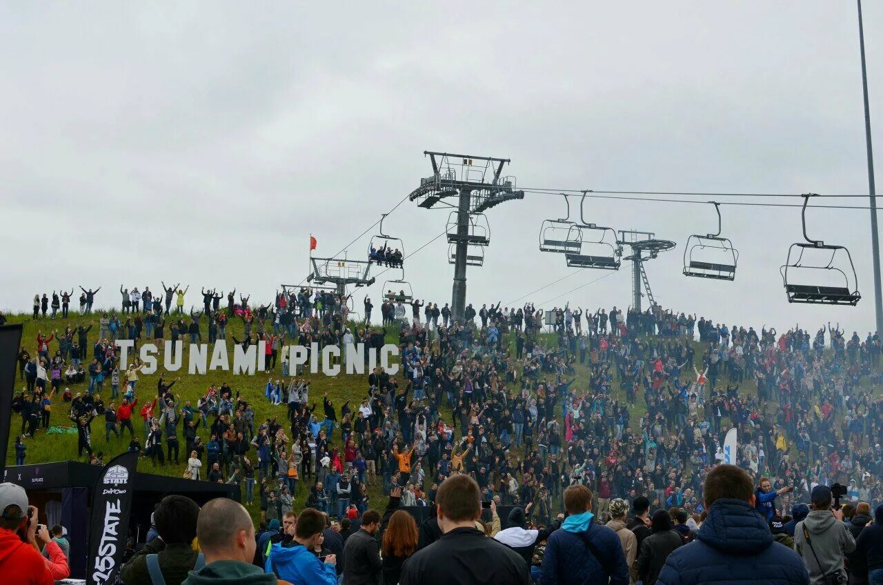 Пикник в спб 2023. ЦУНАМИ пикник игора. Tsunami Picnic. Tsunami Picnic 2017. ЦУНАМИ пикник СПБ.