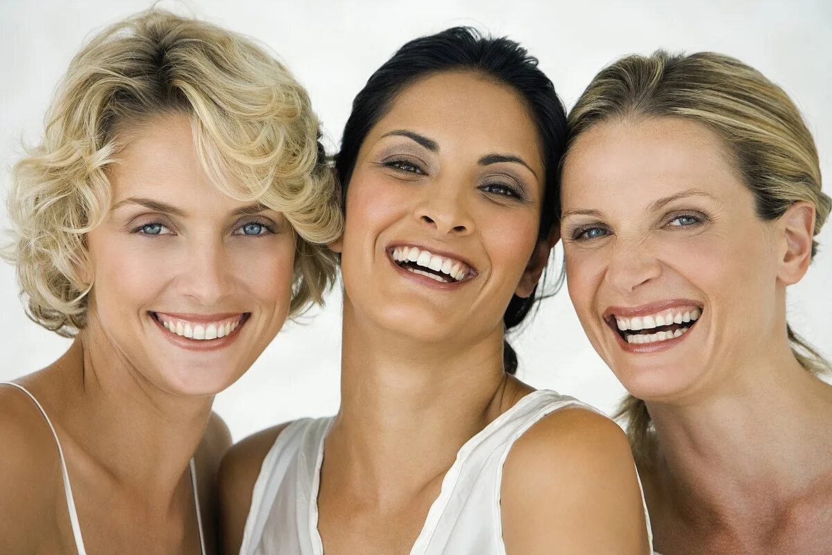 Мама выглядит моложе. Женщины разных возрастов. Взрослая женщина улыбается. Лицо взрослой женщины. Три женщины разного возраста.