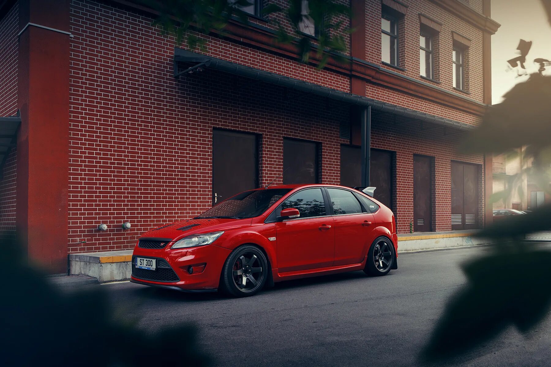 Ford focus краснодар. Ford focus 2 st седан. ford focus 2 4. форд фокус 2 хэтчбек красный.