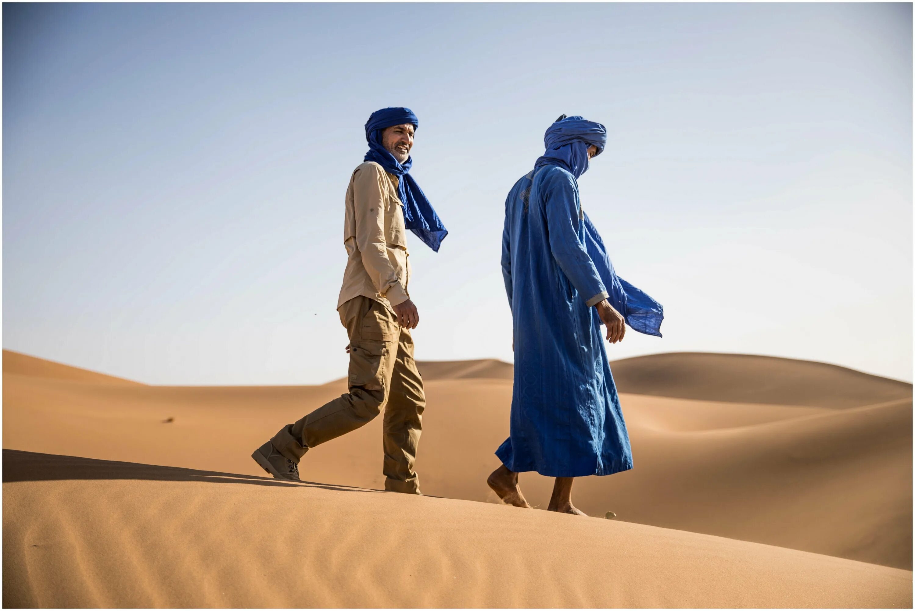 Пустынная одежда. Одежда для пустыни женская. Наряд для пустыни. Женщины в пустыне одежда. Пустынные люди.