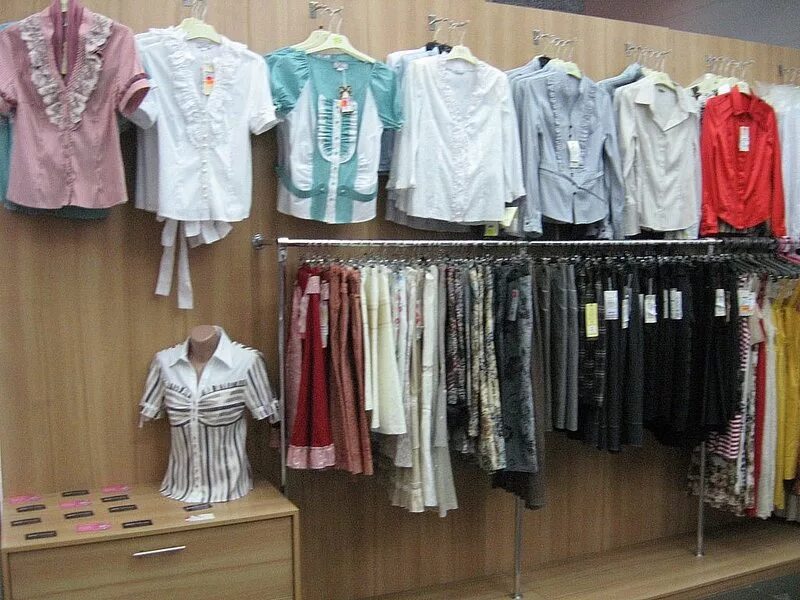 Производители недорогой одежды в москве. Одежда. Недорогие вещи. Дешевый магазин оригинальной одежды. Сток одежда.