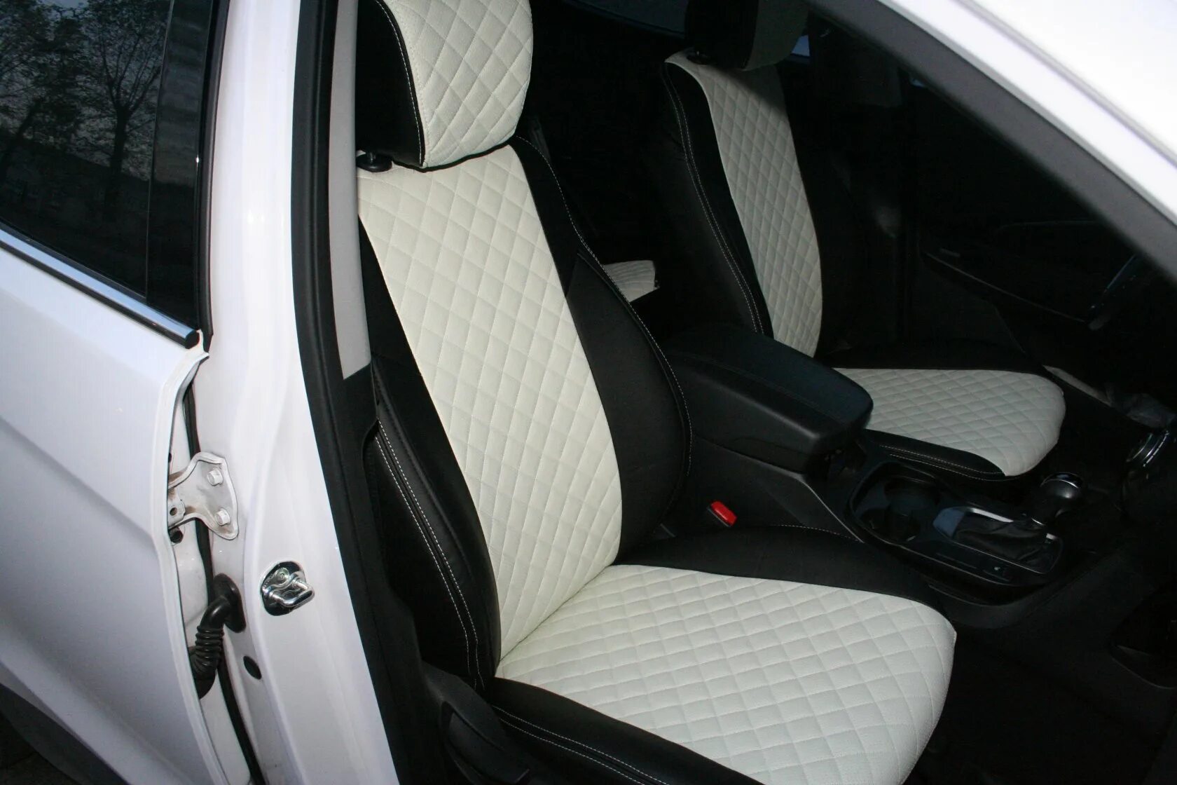Белые чехлы на сиденье. Белые чехлы на сиденье. Сиденье автомобиля. Чехлы tiggo 2005 2006 автопилот. Белые чехлы на сиденье.