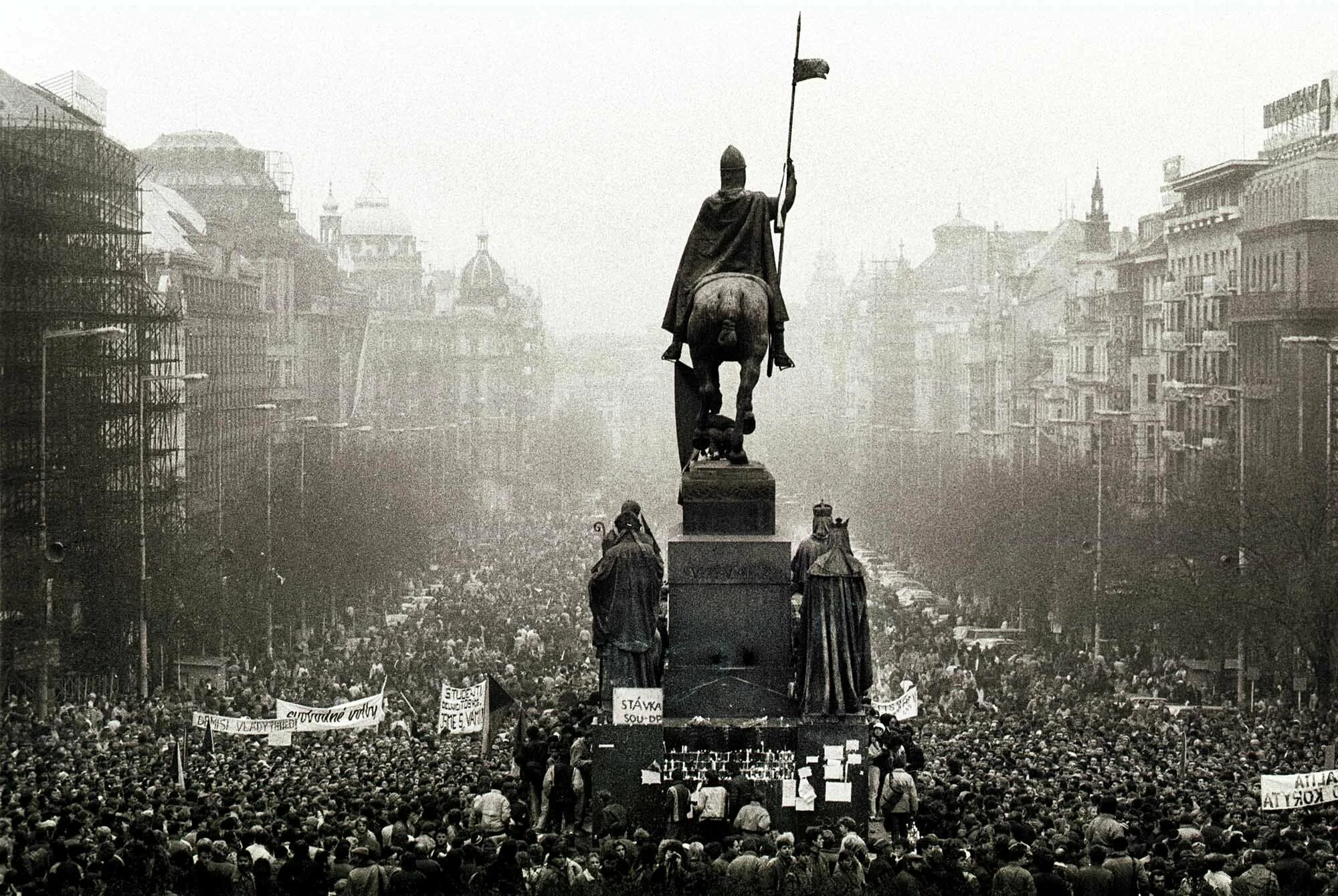 Революция стран европы. Вацлавская площадь в праге манифестация в 1938 году. бархатная революция вацлавская площадь. революция в чехословакии 1989. чехия 1989.