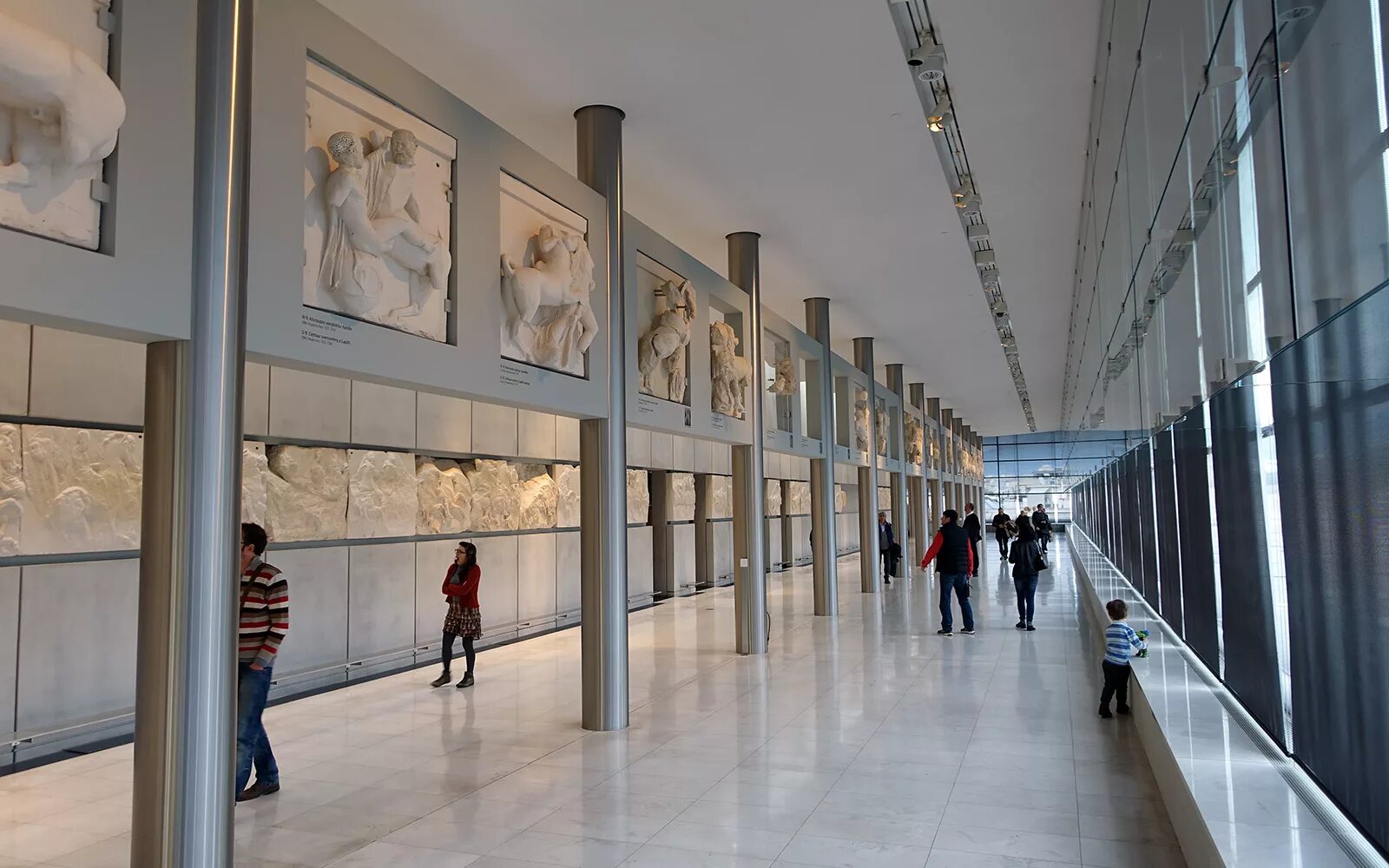 Открыли новый музей. Новый музей Акрополя. Новый музей Акрополя Афины Греция. Зал Парфенона музей Акрополя. Музей Акрополя экспонаты.