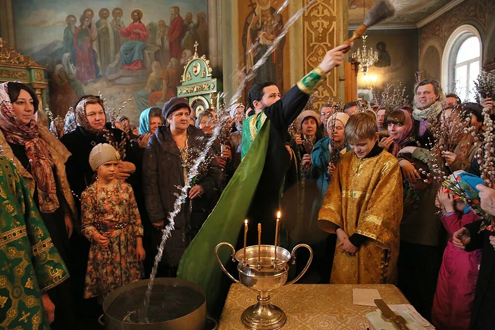 Вербное воскресенье утренняя служба в церкви. С вербным воскресеньем. вербное воскресенье служба в храме. вербное воскресенье освящение вербы. вербное воскресенье освящение вербы в церкви.