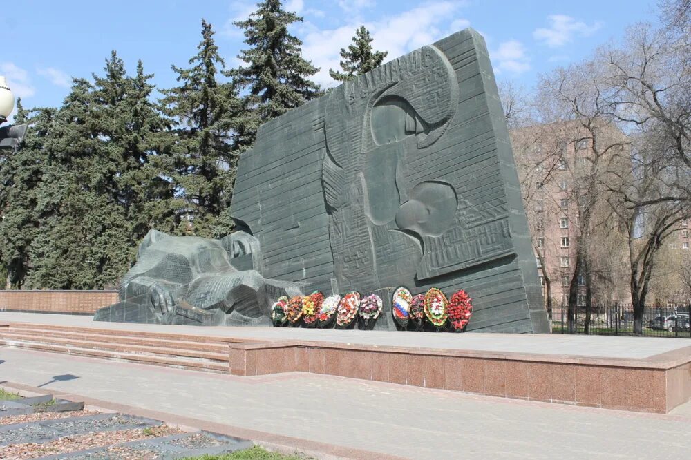 Памятники вов в воронеже. Памятники вов в воронеже. Мемориальный комплекс площадь победы воронеж. Памятник на площади победы воронеж. Памятник погибшим в вов воронеж.
