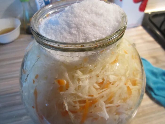 Каашенная капуста плесень. Испорченная квашеная капуста. Пена в квашеной капусте. Каашенная капуста плесень. Квашеная капуста белый налёт.