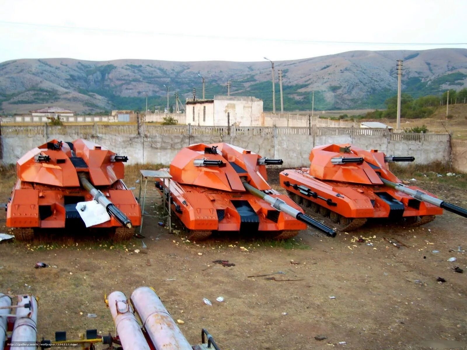 Остов техники. Розовый танк Бондарчука Обитаемый остров. Обитаемый остров Бондарчук танки. Розовый БТР Обитаемый остров.