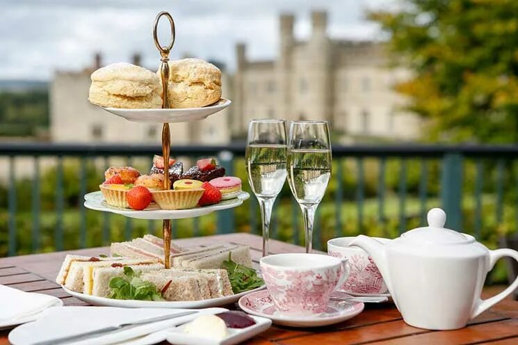 We work at 5 o clock. Английский чай afternoon tea. английское чаепитие five o&#039;clock tea. чайная церемония в англии файв оклок. традиция файв о клок в англии.