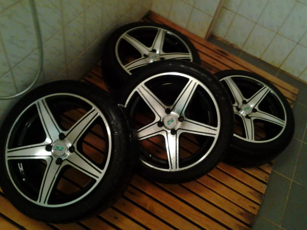 Фото литых. Диски АМГ на ВАЗ r15. Диски Nitro r17 AMG Style. Диски АМГ r16 на ВАЗ. Литые диски AMG r16 на Лада.