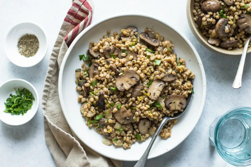 Плов с грибами шампиньонами на сковороде. Плов с шампиньонами. Плов с перловкой. Плов с перловкой и шампиньонами. Губинча.