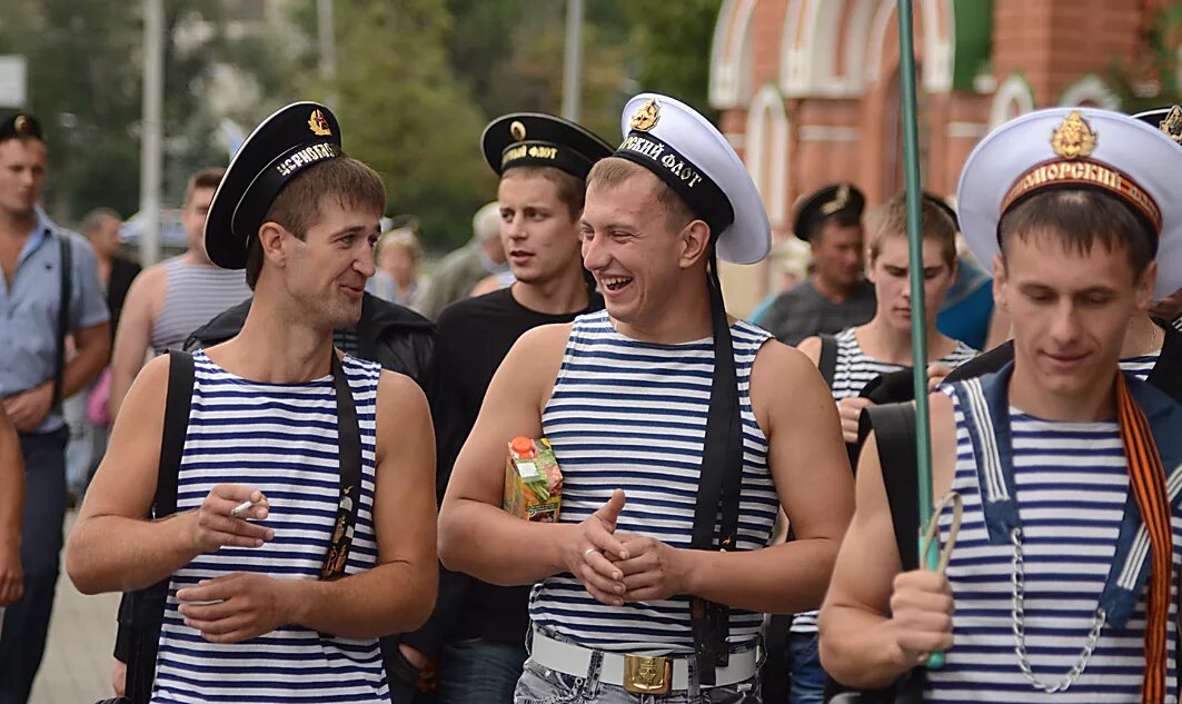 Простых романтиков и моряков. День ВМФ матросы. Моряк ВМФ. День ВМФ форма. Форма матроса Балтийского флота.