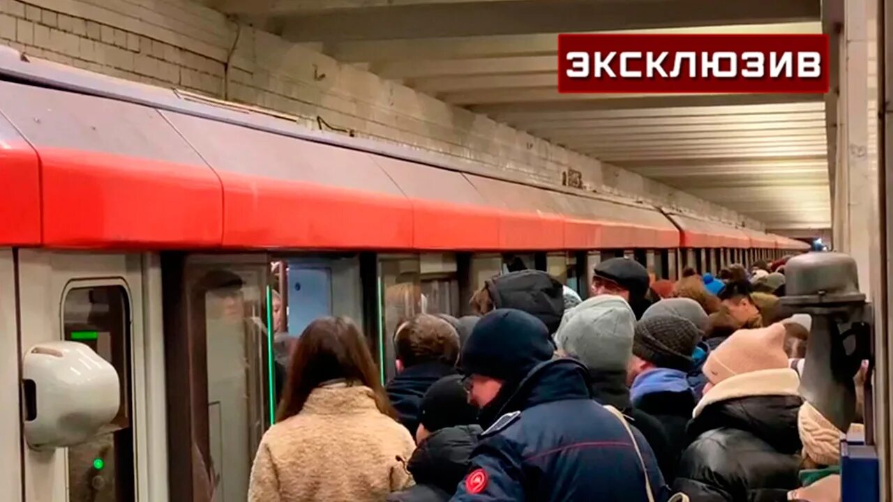 Почему задержали поезд. Поезд метро. Люди в Московском метро. Платформа метро. Электричка Москва.