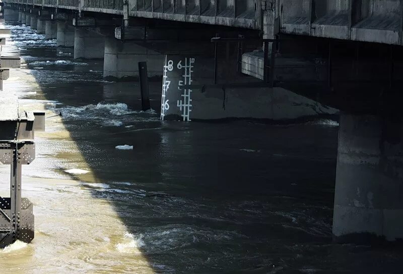 Уровень воды в Томи в Новокузнецке. Уровень воды река Томь в Новокузнецке. Веб камера уровень воды река Томь Новокузнецк. Уровень воды в Томи в Новокузнецке веб камера. Уровень воды на новокузнецком мосту