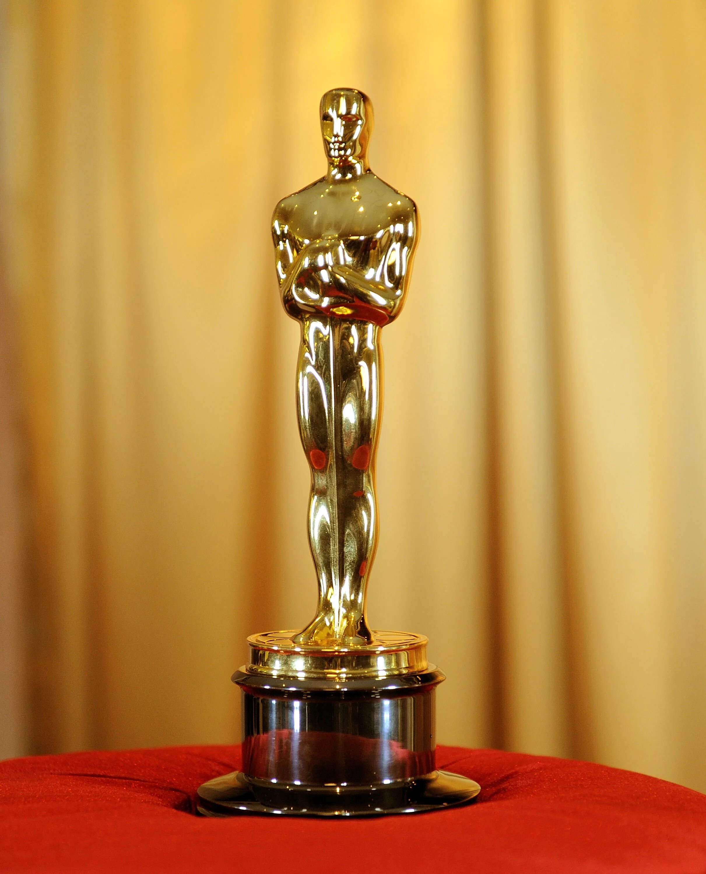 Добрая премия. Статуэтка американской киноакадемии "Оскар. Премия Оскар 2022 статуэтка. Оскар (кинопремия, 1961). Кинопремия Оскар статуэтка.