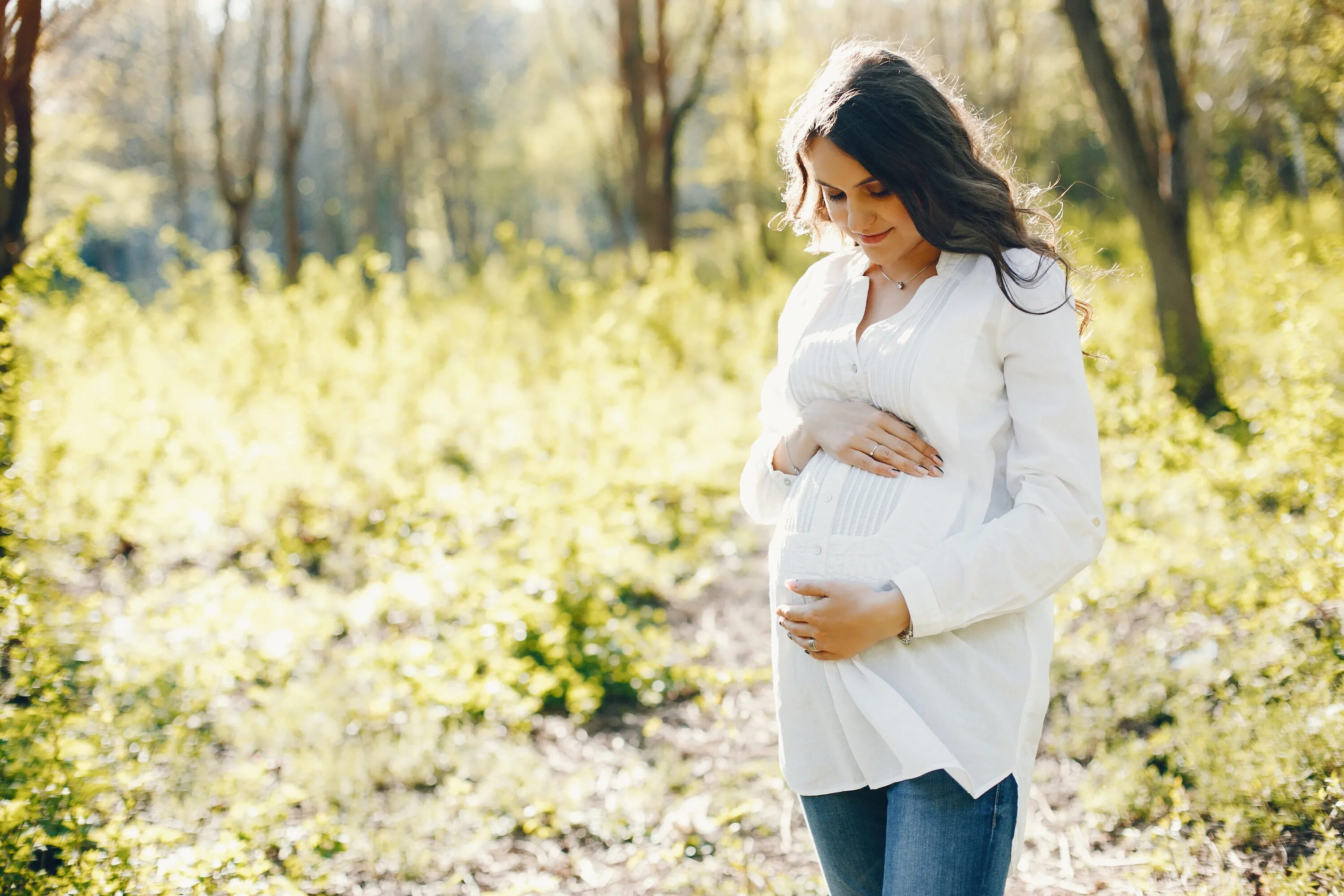 Беременская девушка. Силуэт беременной. Фотосессия беременной в боди. Pregnant brunette. Домашняя фотосессия беременной.