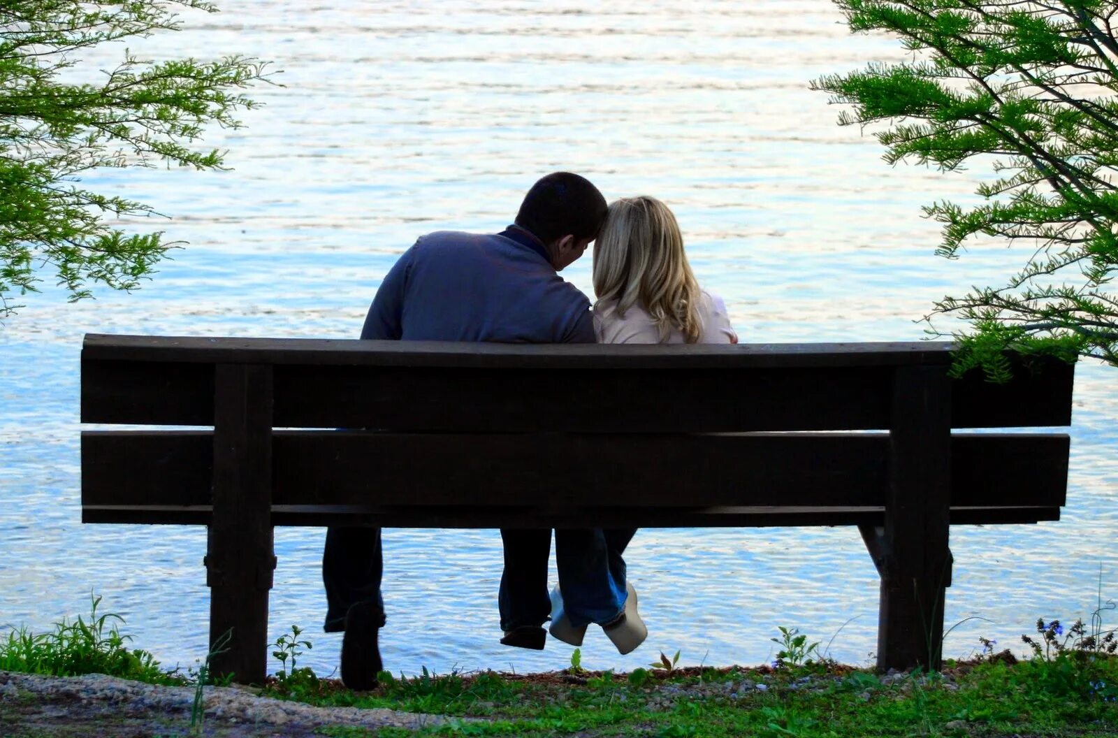 Песня парень с девушкой на лавочке прощается. Двое на скамейке. Скамейка. Влюбленные на скамейке. Песня парень с девушкой на лавочке прощается.