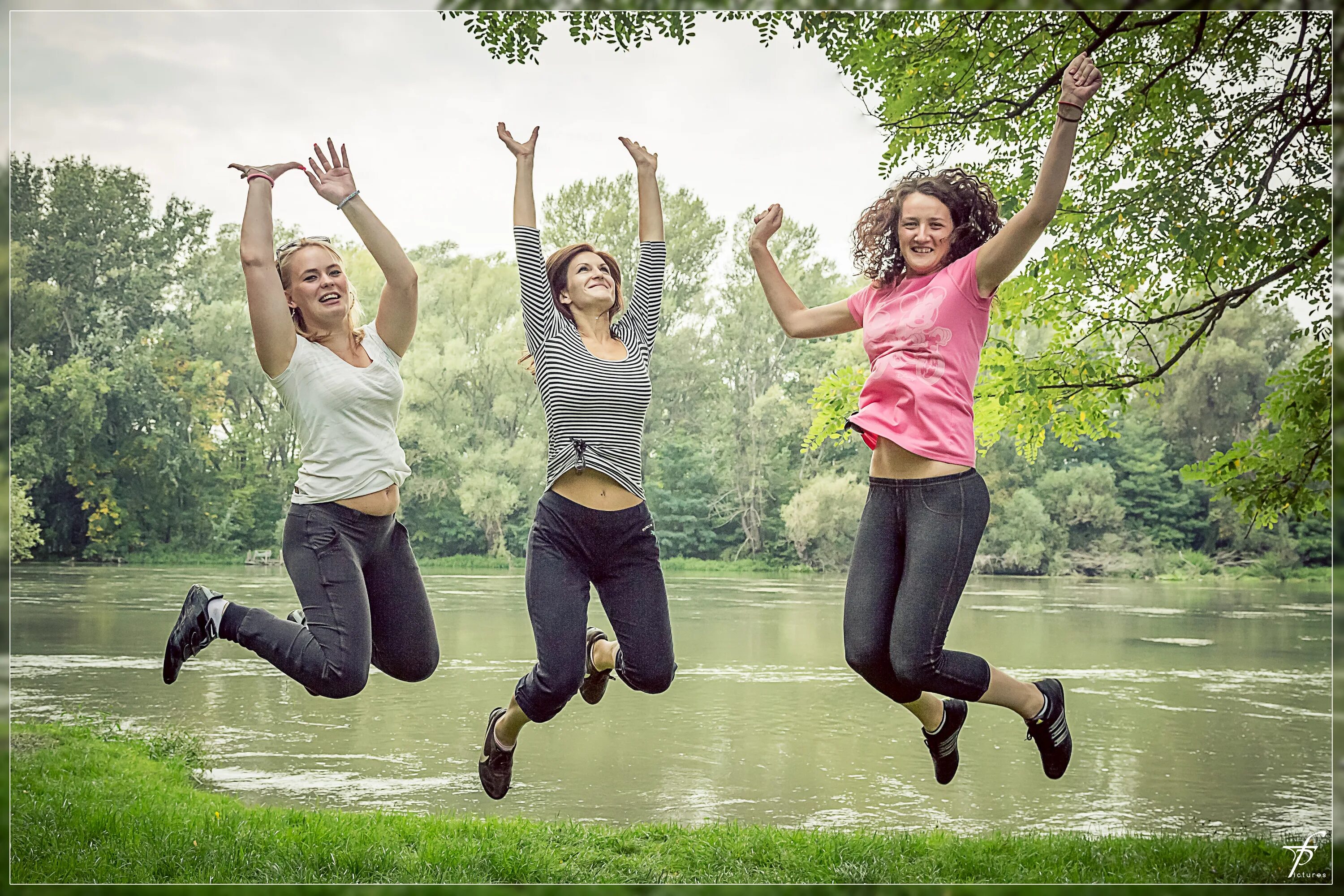 Happy people life. Девушка в прыжке. Девушка прыгает. Подруги в прыжке. Прыжок радости.