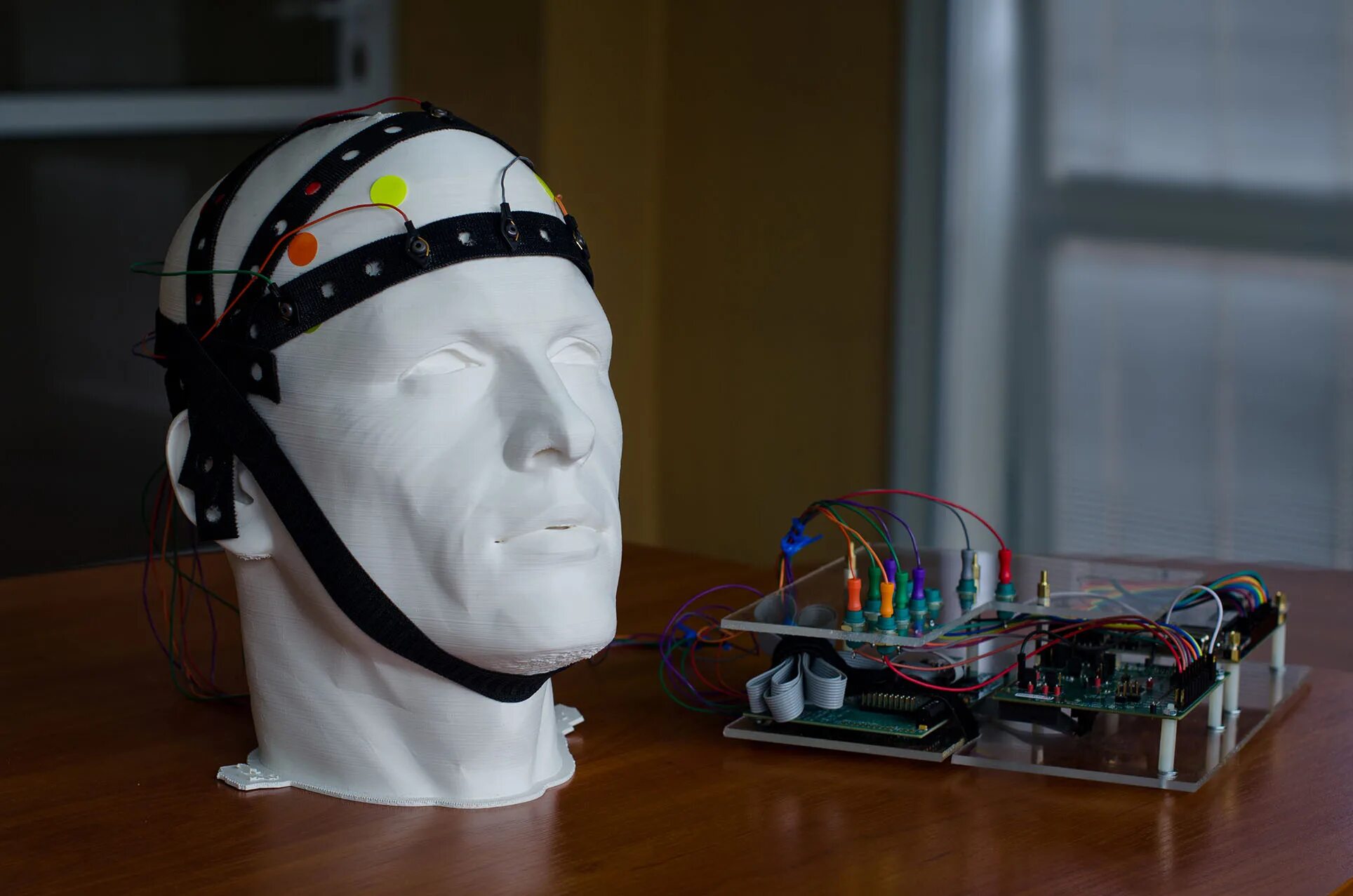 Эффект нейро применение. Нейроинтерфейс. шлем для считывания волн мозга. внешний нейроинтерфейс. система нейроинтерфейс.