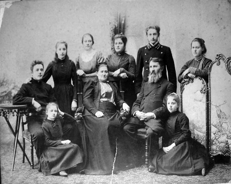 Семья купца красильникова в череповце 19 век. Семьи 19 века начало. Дворяне 20 века. Семья 19 век россия дворяне. 1850г священник слепцов саратовская губерния, хвалынск.