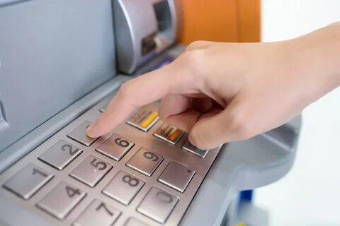 Как снять деньги с банкомата по телефону