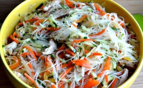 фунчоза с курицей и морковью. фунчоза с курицей и морковью. хойсин фунчоза. фунчоза с корейской морковью. фунчоза с курицей и овощами в соевом соусе.