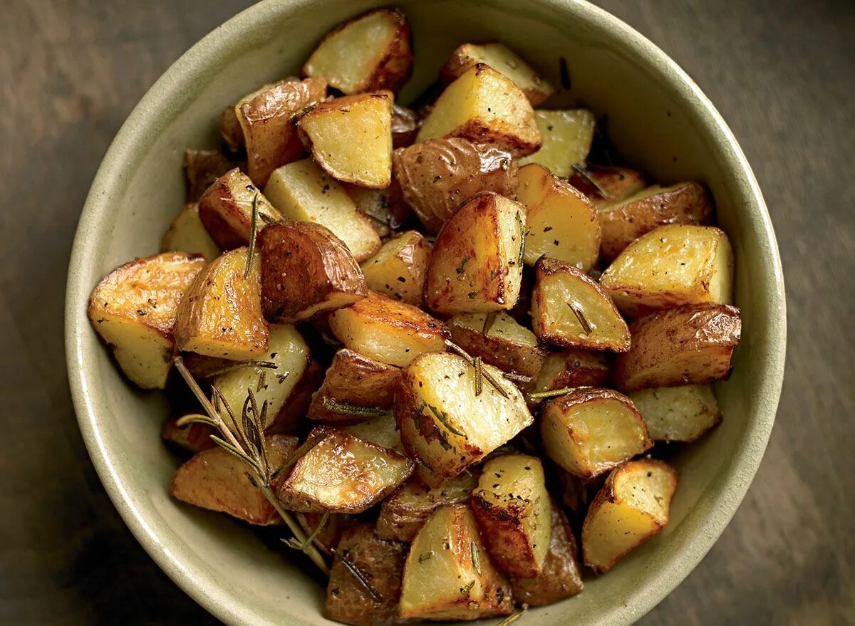 Жареная картошка кружочками. Картофель с розмарином. Жареная картошка кругляшками. Жареный картофель с чесноком и розмарином.