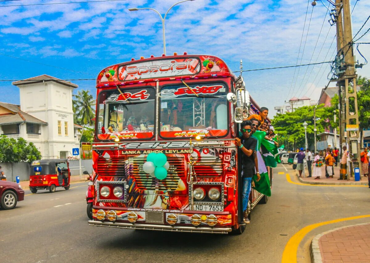 Crazy Bus Шри Ланка. Автобусы на Шри Ланке. Шри-ланкийский автобус. Общественный транспорт Шри Ланка автобус.