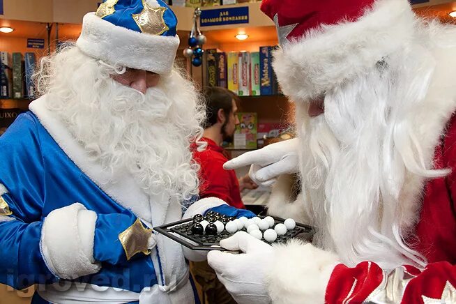 Как украшает себя человек изо 1 класс. Играет мороз. Дед мороз в хоккейной форме. Новый год дед мороз. Дед мороз с музыкальным инструментом.