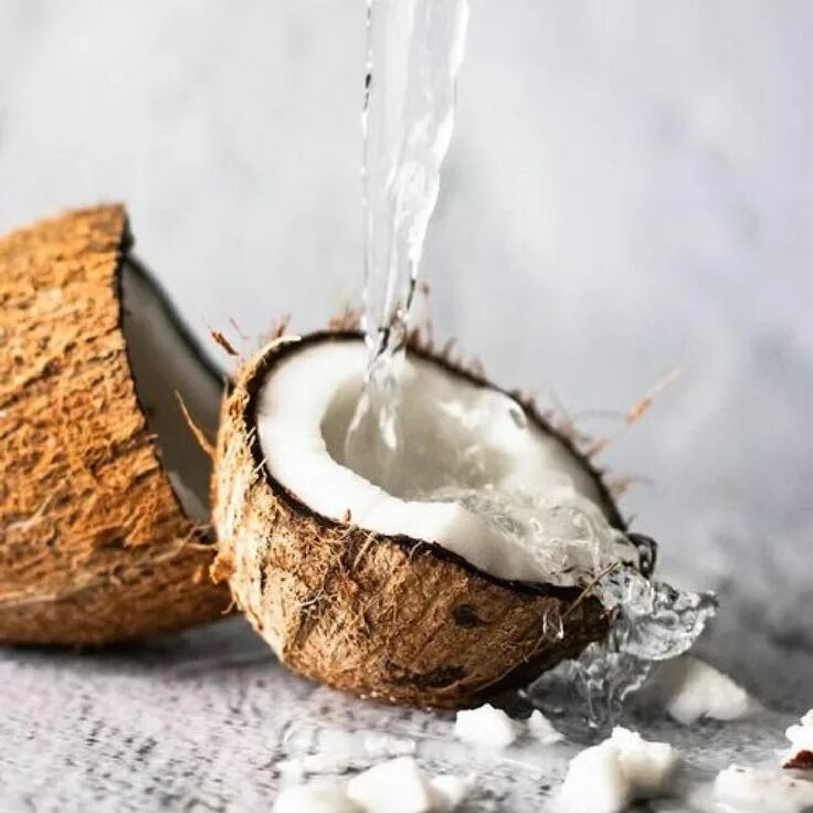 Natural coconut. Кокос. Расколотый Кокос. Кокосовое молоко в кокосе. Кокосы открытые.