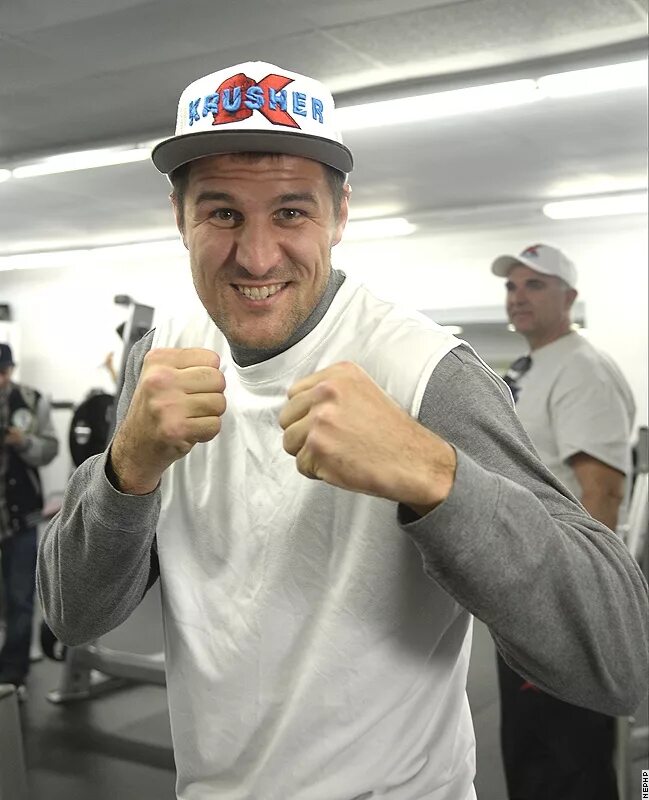 Ковалев лайф. Krusher kovalev. кепка крашер ковалев. сергей крашер. ковалев сергей в кепке.