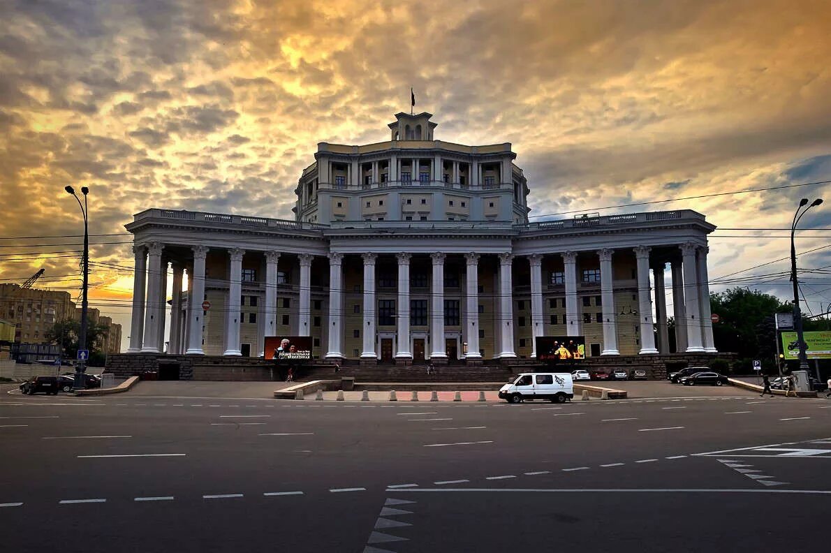 Здание центрального театра
