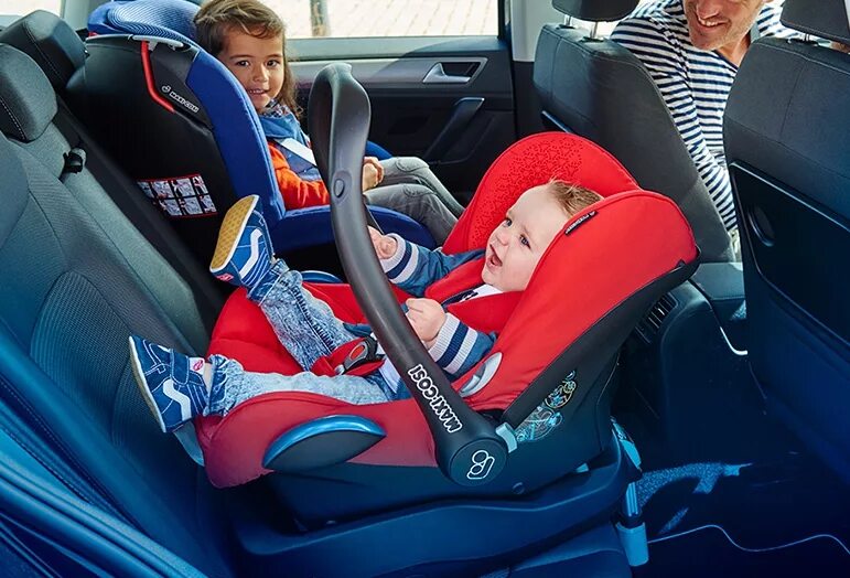Безопасность ребенка на заднем сидение автомобиля. Детское кресло в машину. Детское автокресло в машине. Детские сиденья в автомобиль. Детское кресло для новорожденных в машину.