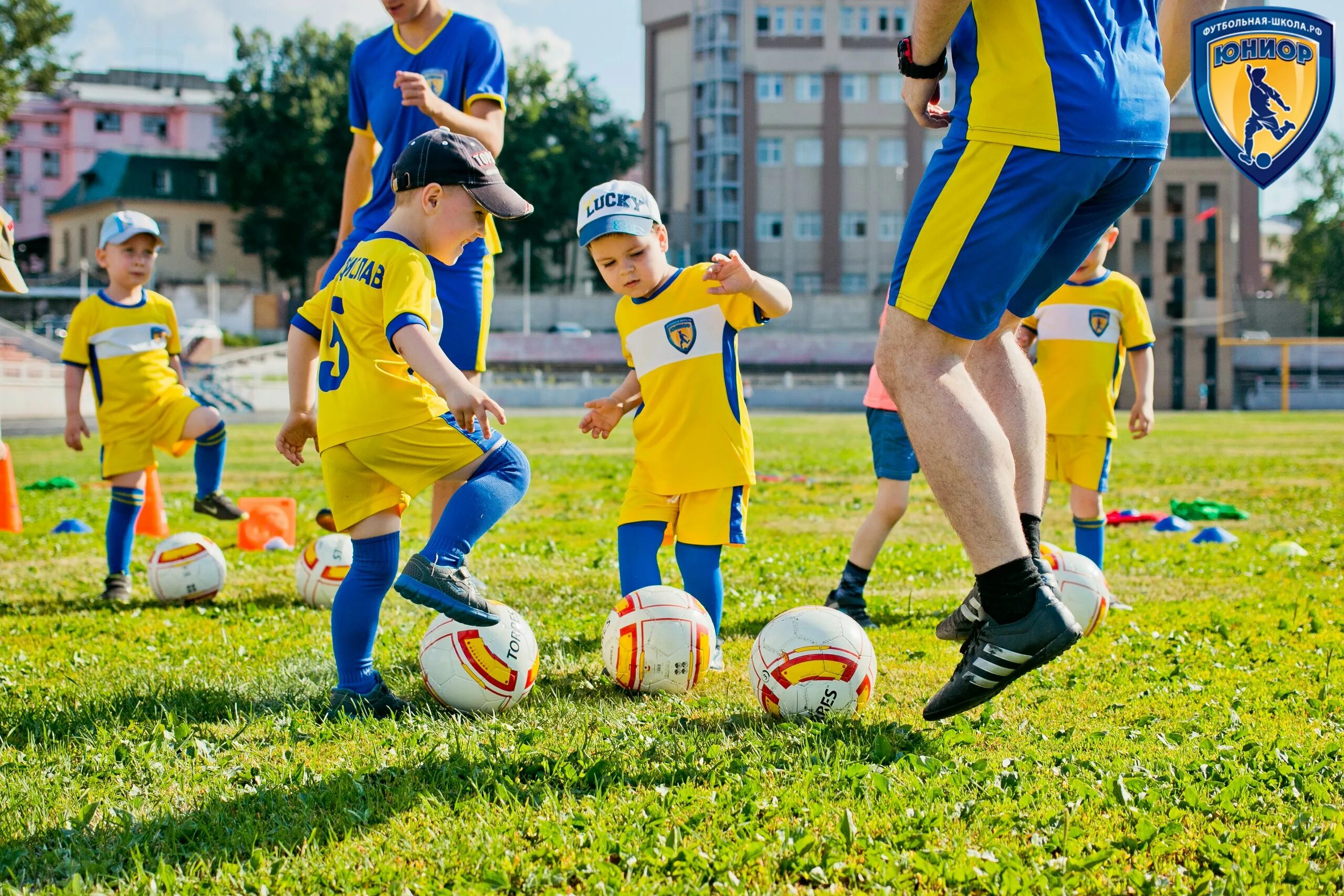 Football school. Юниор футбольная школа Ялта. Детские футбольные школы. Детский футбол Юниор. Детский футбол в школе.