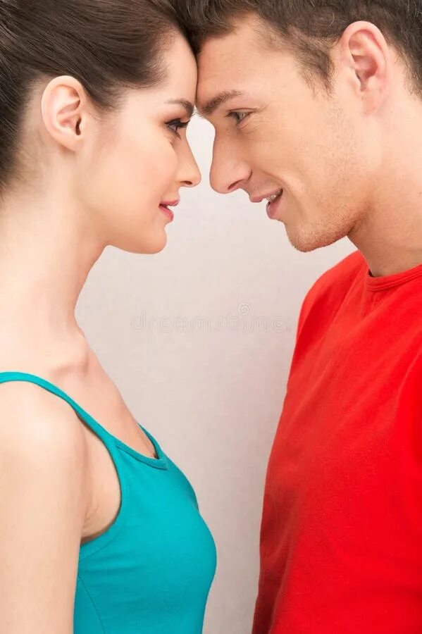 Общение американцев. Взаимопомощь картинки. Парень стоит напротив девушки. Standing closely face to face. Взаимопомощь.