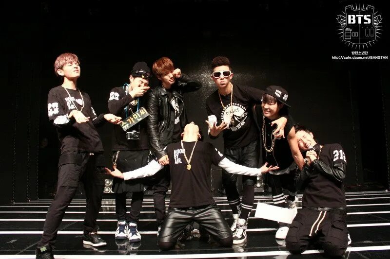 Бтс 2012. Первый фансайн бтс 2013. Bts 2013. Дебютный бтс. Бтс 2013 год дебют.