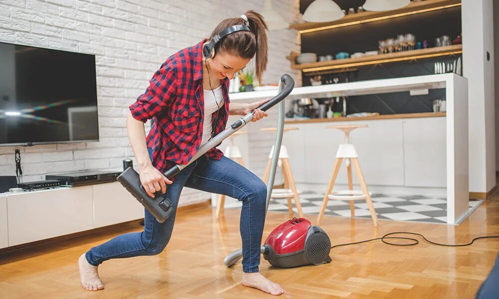 Женщина устала убираться. Убираться в доме. Порядок в доме. Веселая уборка. Уборка в комнате.