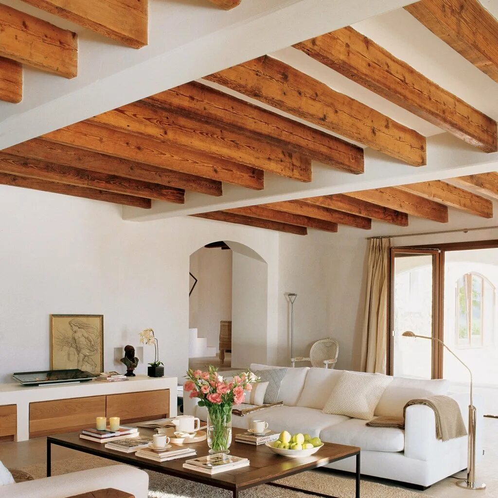 Полиуретановые балки в интерьере. Декоративные потолочные балки в интерьере. Балки потолочные деревянные. Потолок фальшбалки дерево. Балки уникс в интерьере.