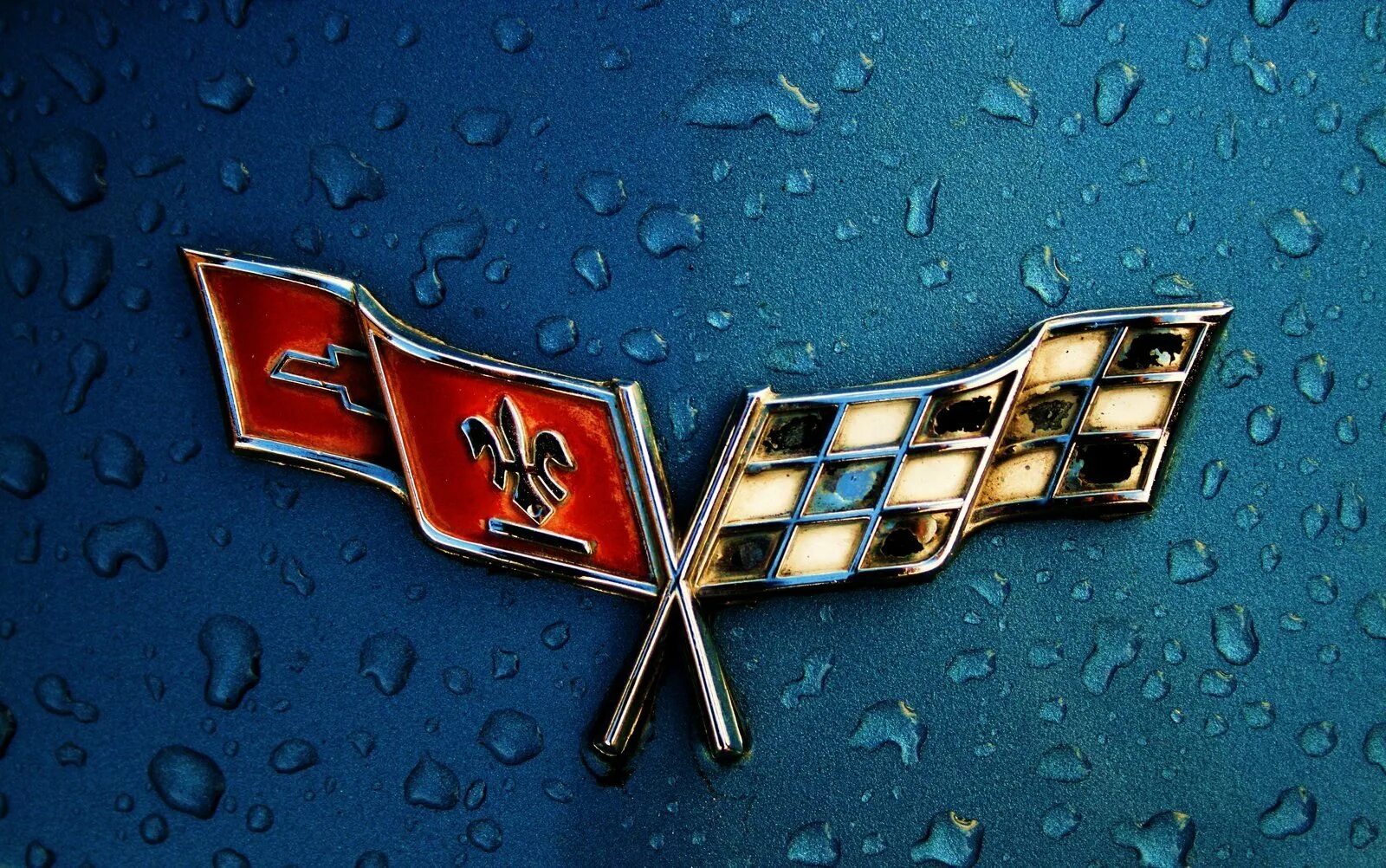 Значок машины флаги. Флаг шевроле corvette. марка авто с флагами. марка автомобиля с флажками. марка машины с двумя флажками.