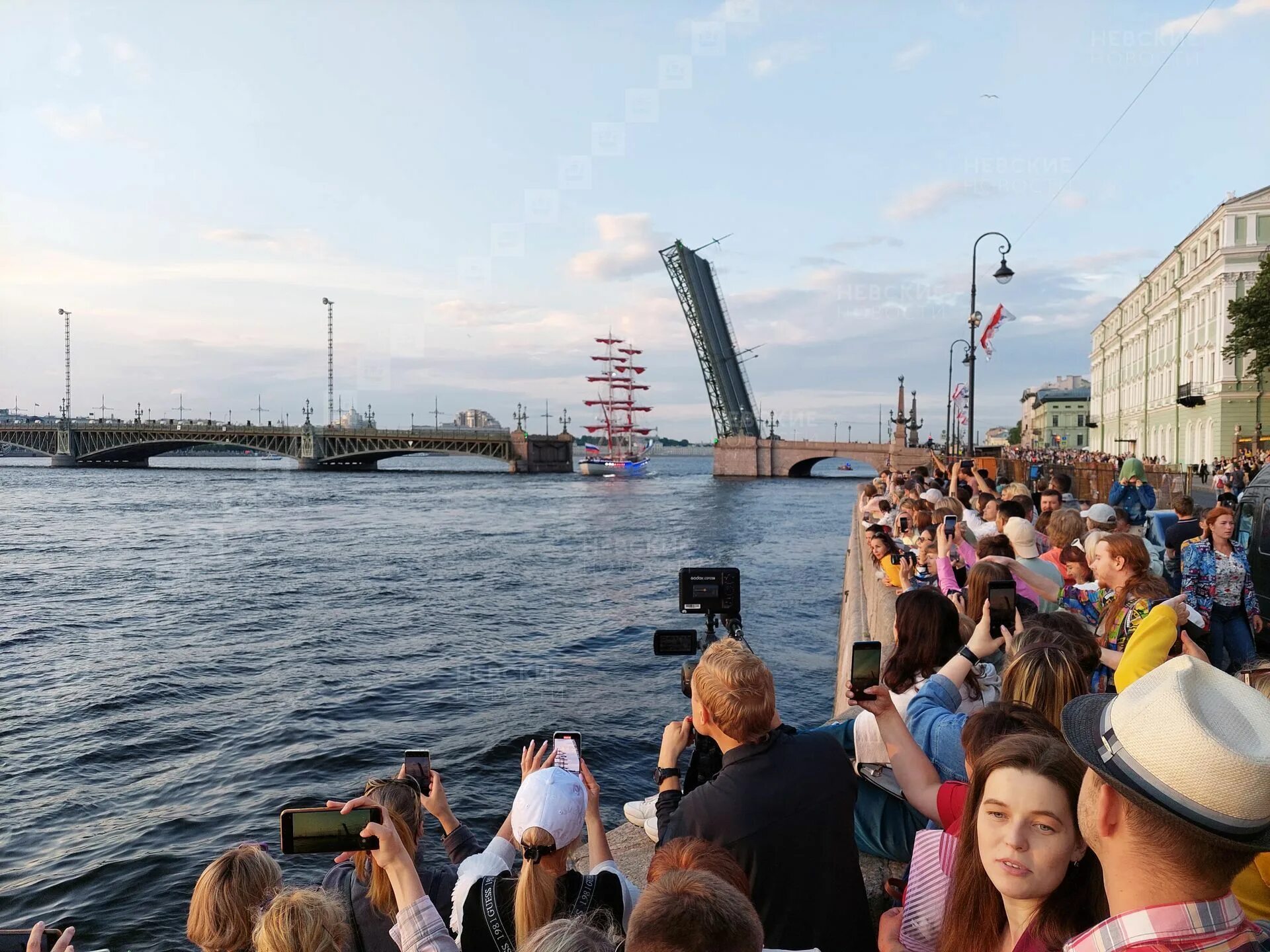 У набережной. Алые паруса Санкт-Петербург. Алые паруса Дворцовая площадь. Алые паруса СПБ. Набережная алых парусов