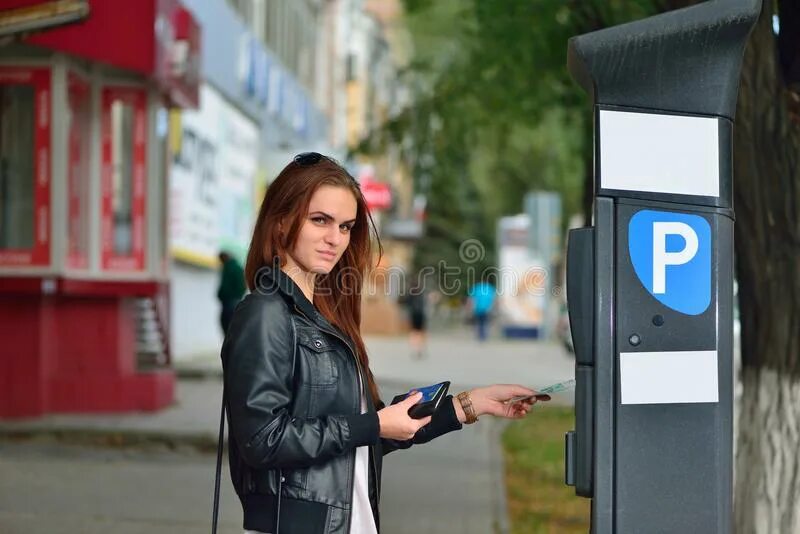 Девушка оплачивает парковку. Около парковки девушка фото. Парковка для женщин в Германии. Заплатил девушке 18