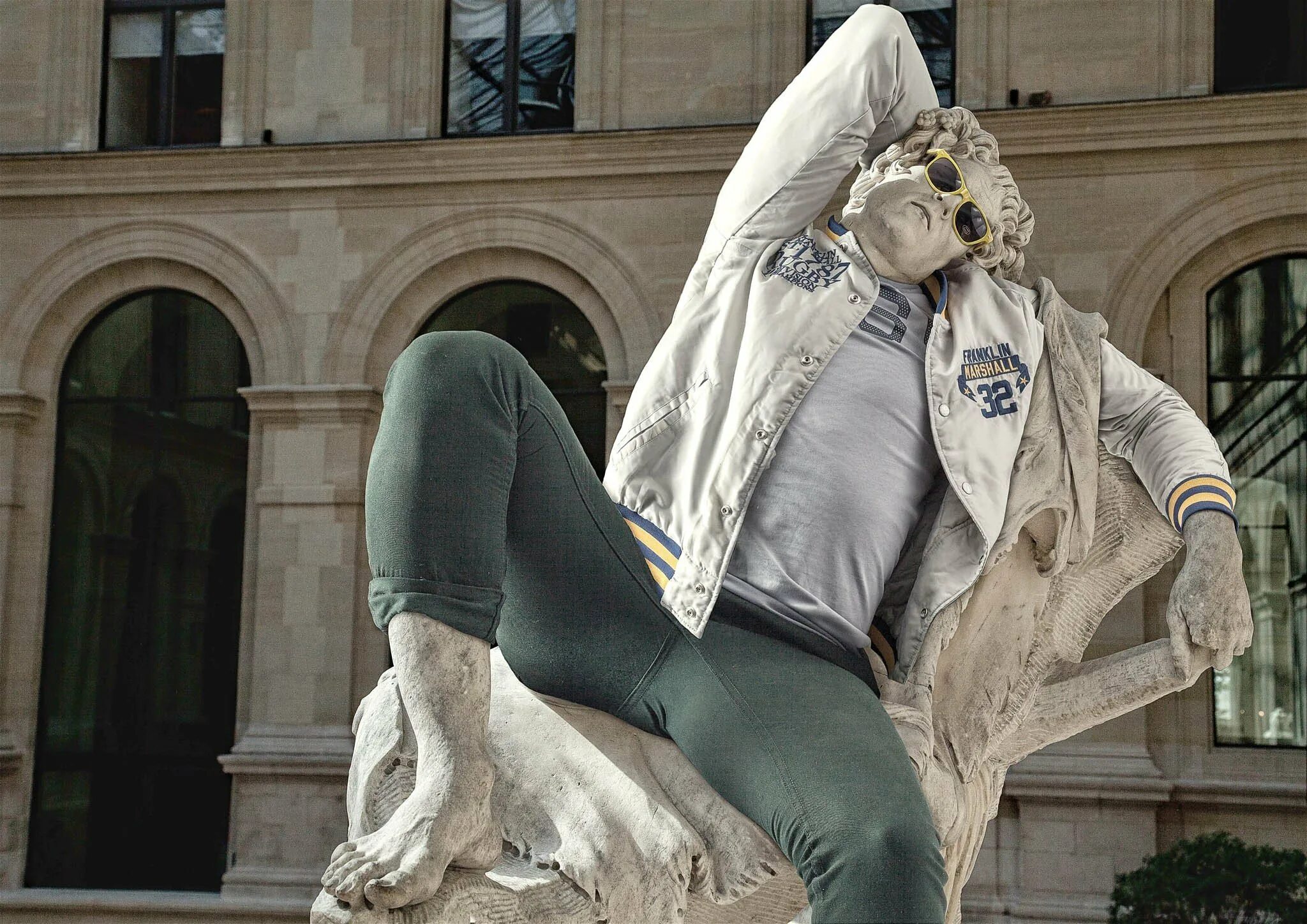 Со статуей. Французский фотограф Лео Кайяр (Leo Caillard. Лео Кайлляр античные статуи хипстеры. Каменные хипстеры Лео Кайара. Лео Кайлляр античные статуи.