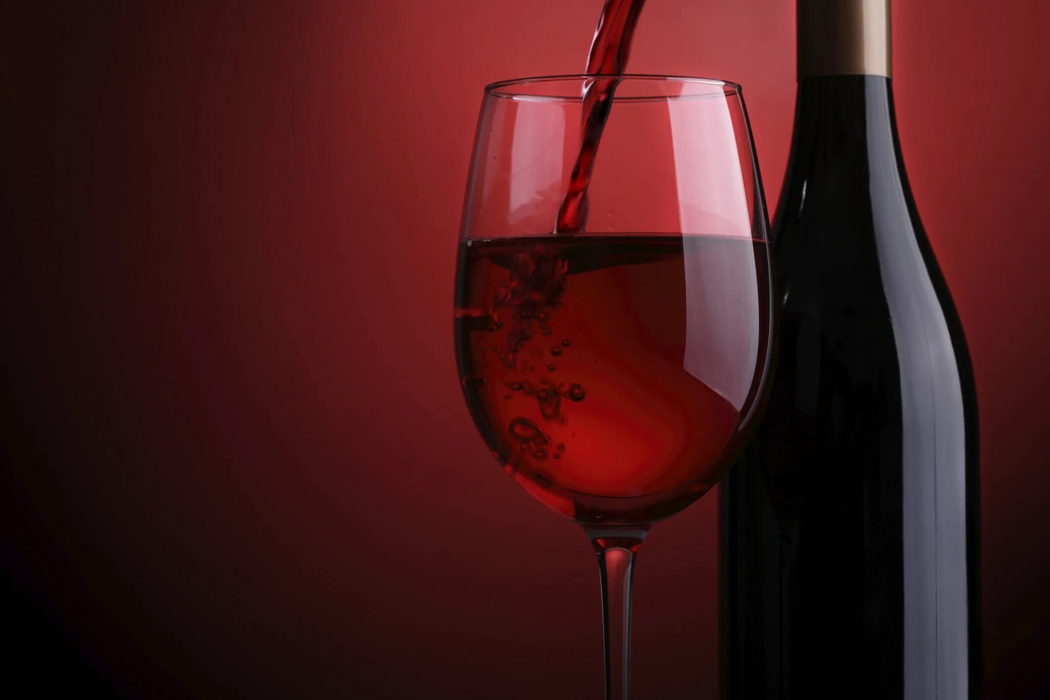 Вине винный. Красное вино. Красивая бутылка вина. Бокал с вином.