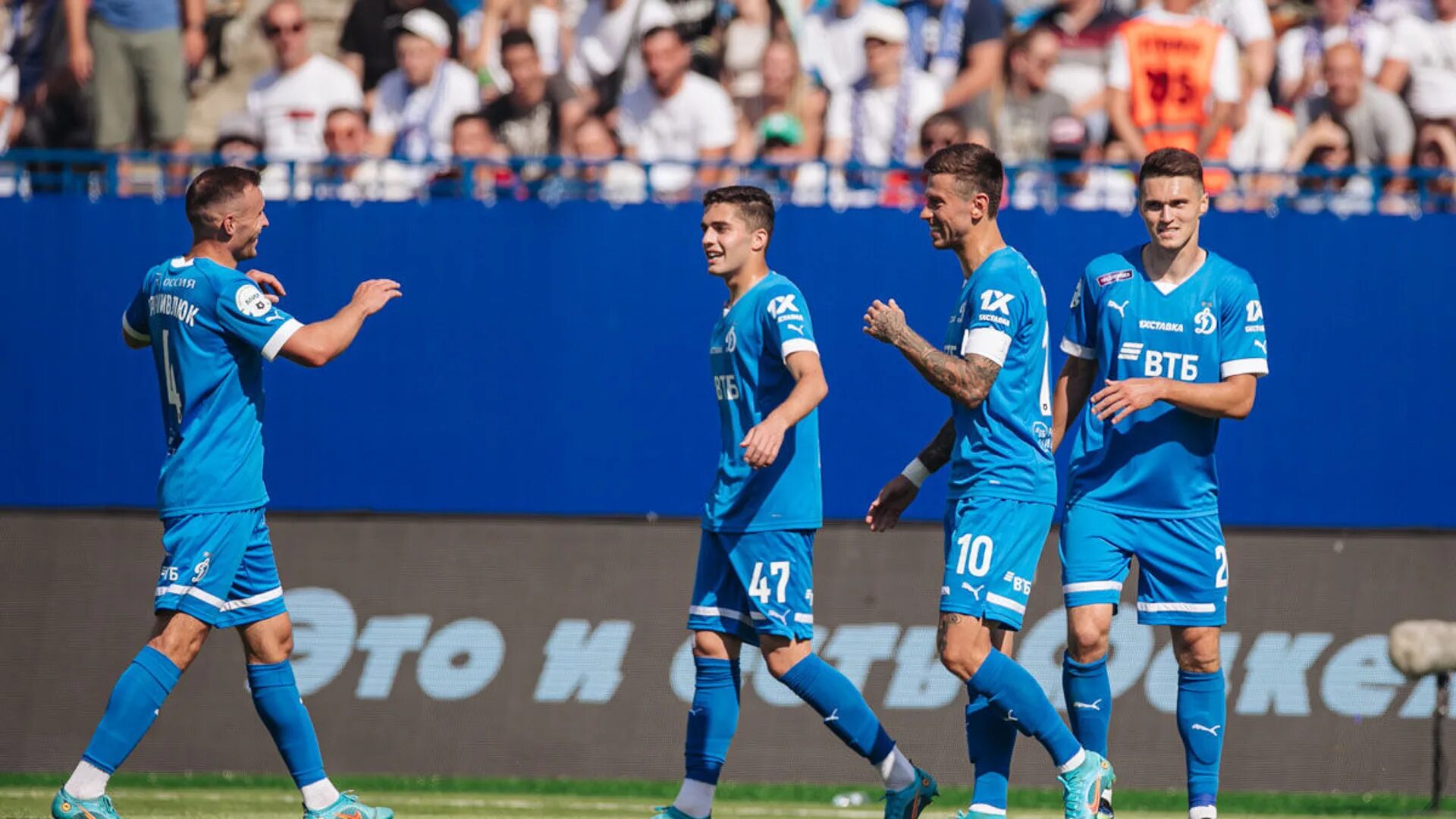 Крылья советов динамо 6 мая 2022. Крылья советов. Футбол крылья советов. Андрей мостовой зенит крылья советов. Матч крылья советов сегодня в самаре.