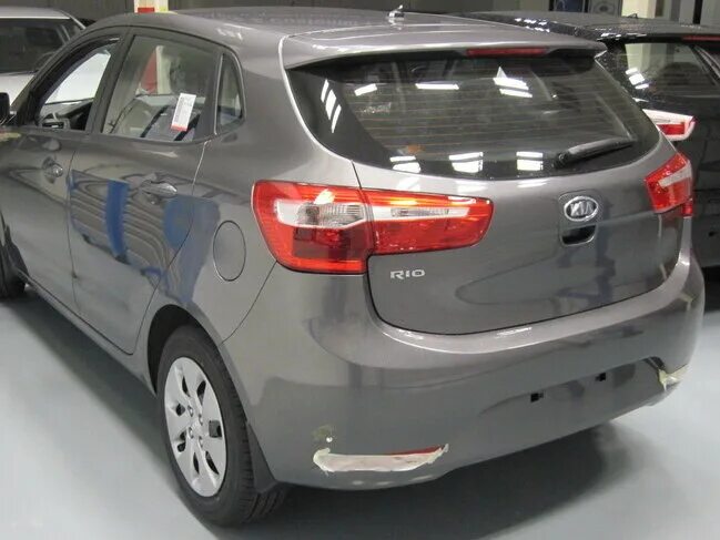 Купить б/у Kia Rio III 4-speed 1.6 AT (123 л.с.) бензин автомат в Москве: белый 