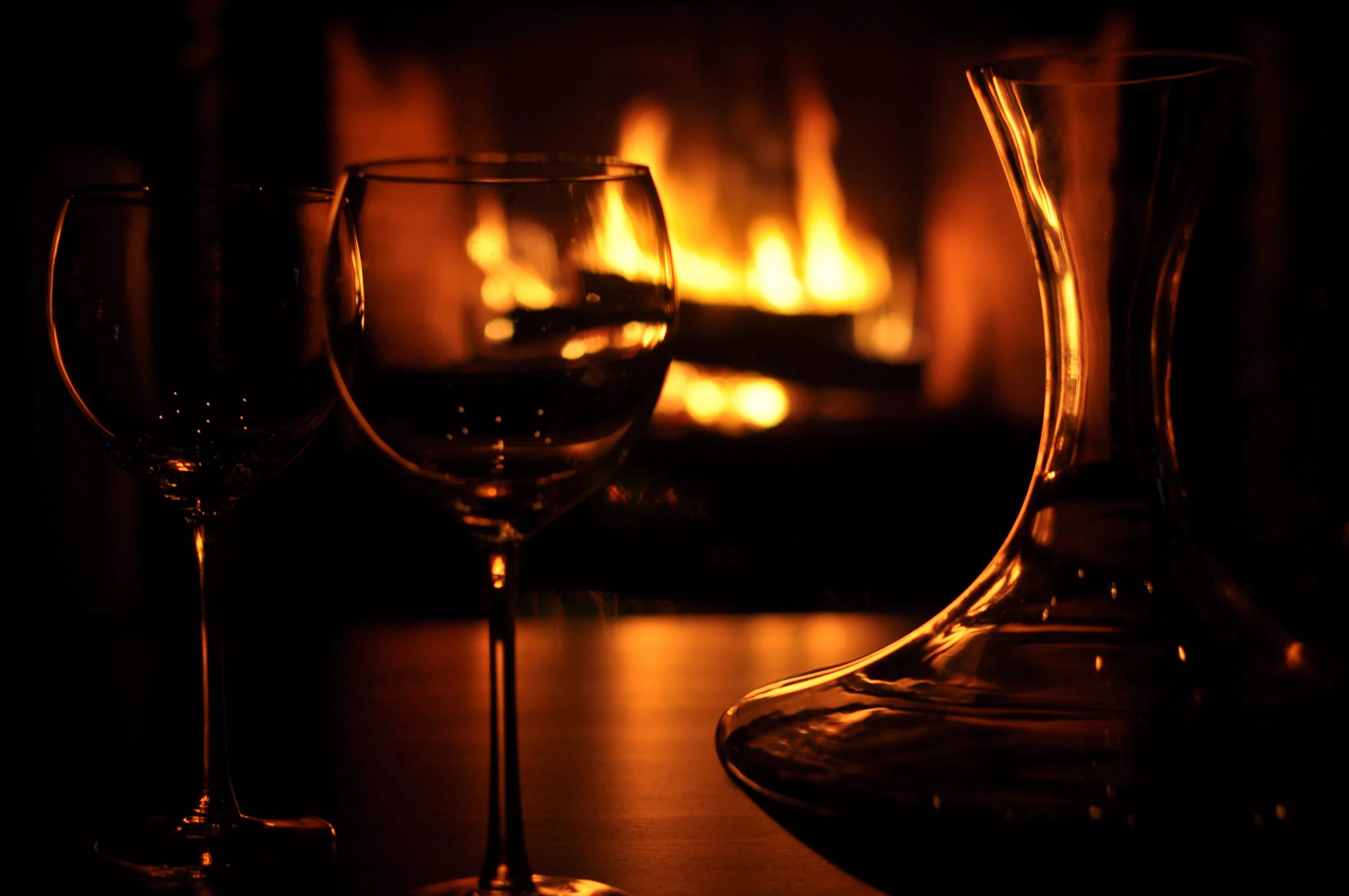 Бокал вина огонь. Камин вино. Вечер с бокалом вина. Камин и бокал вина. Бокал вина и свечи.