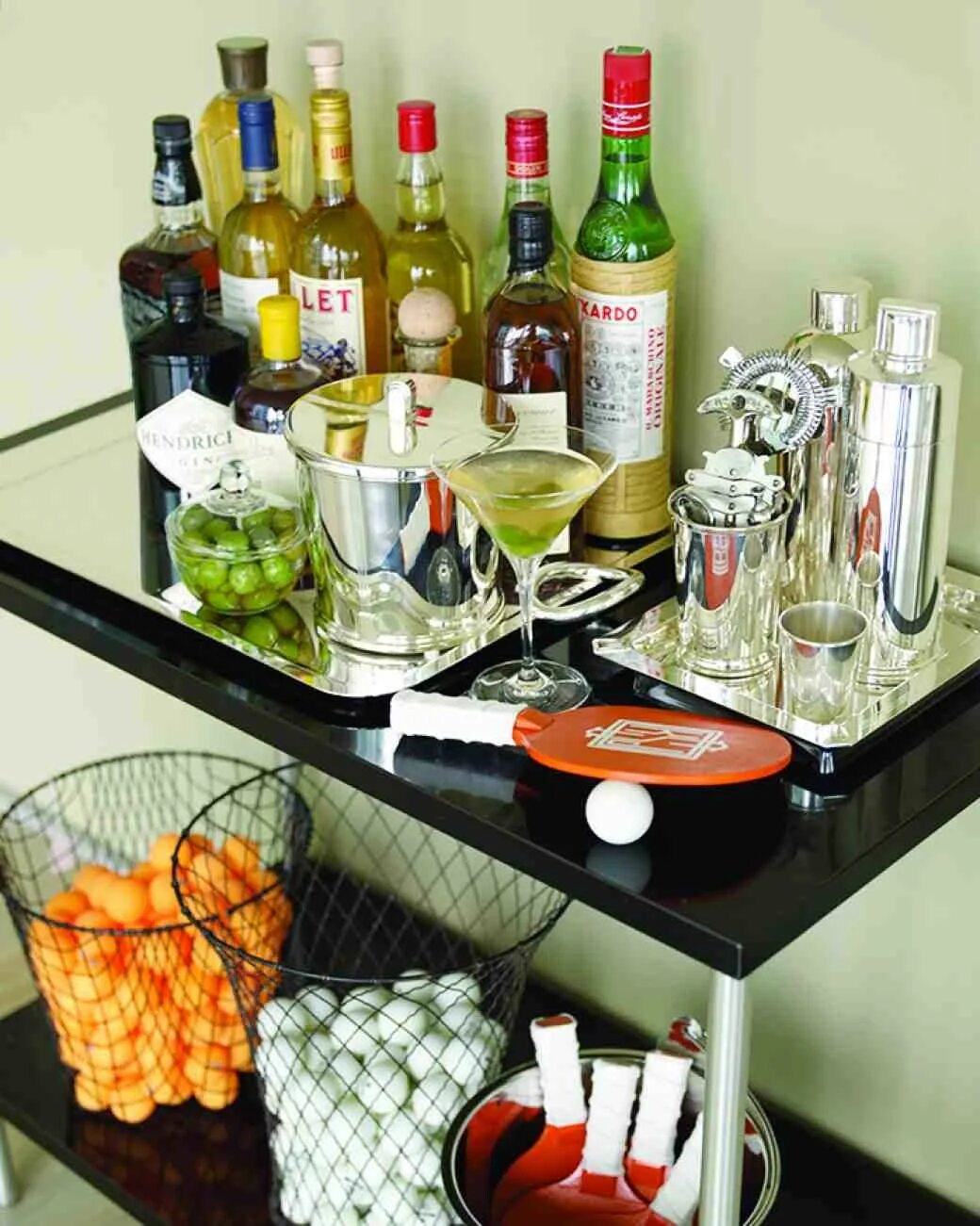 Индивидуальная планка выпивки. Пьющие девушки. Женщина пьет. Бутылка спиртного. Барная стойка с бутылками.