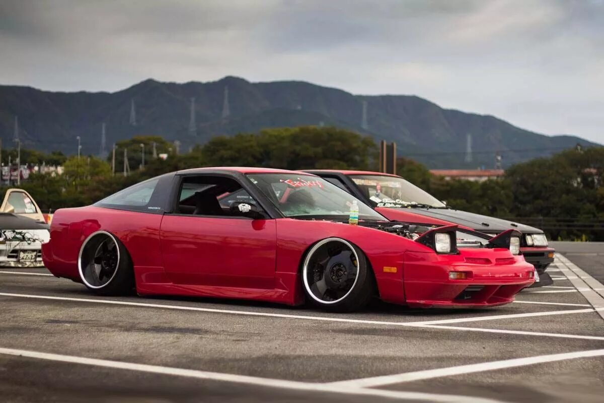 Японцы машины. Nissan 180sx itasha. Ниссан скайлайн 32 стенс. Японские авто. Nissan 180sx.