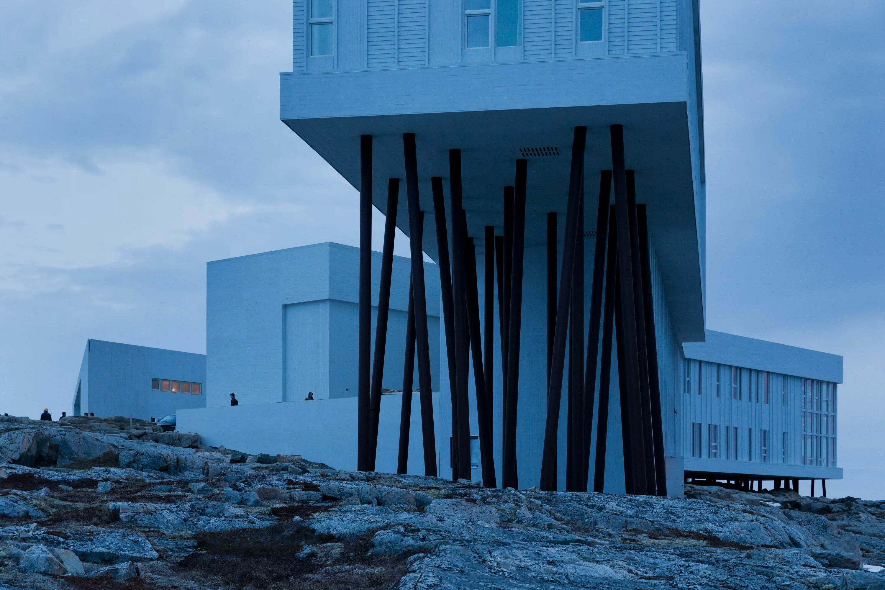 Island inn. Fogo Island Inn. «Fogo Island Inn», Канада. Отель « Fogo Island Inn», Newfoundland. Тодд Сондерс Архитектор.